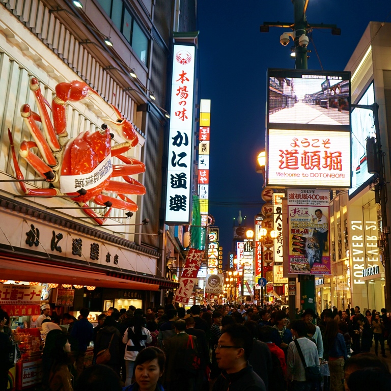 Night holoholo in Dotonbori streets in Osaka! Let's find some good local food and maybe sake!