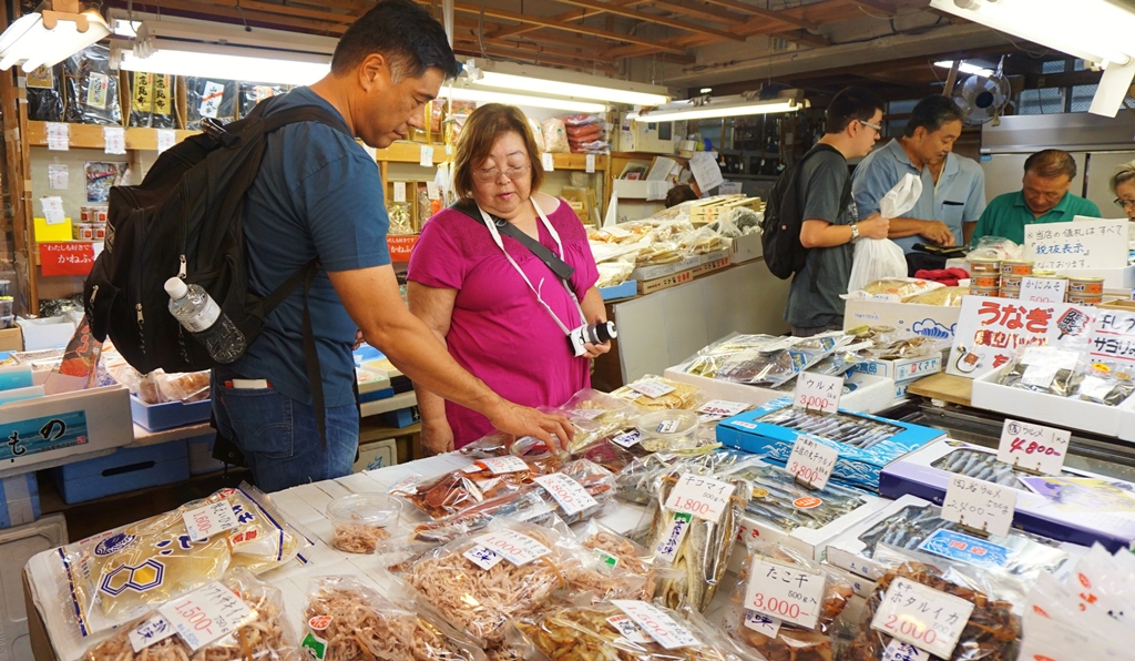 Now it's past 9 am. Time for regular customers to shop some freshest dried seafood at lowest prices! 