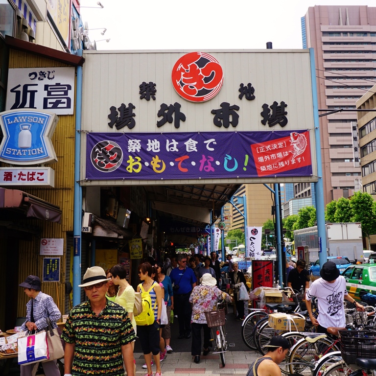 Let's eat sushi and buy some omiyage at Tsukiji Fish Market now!