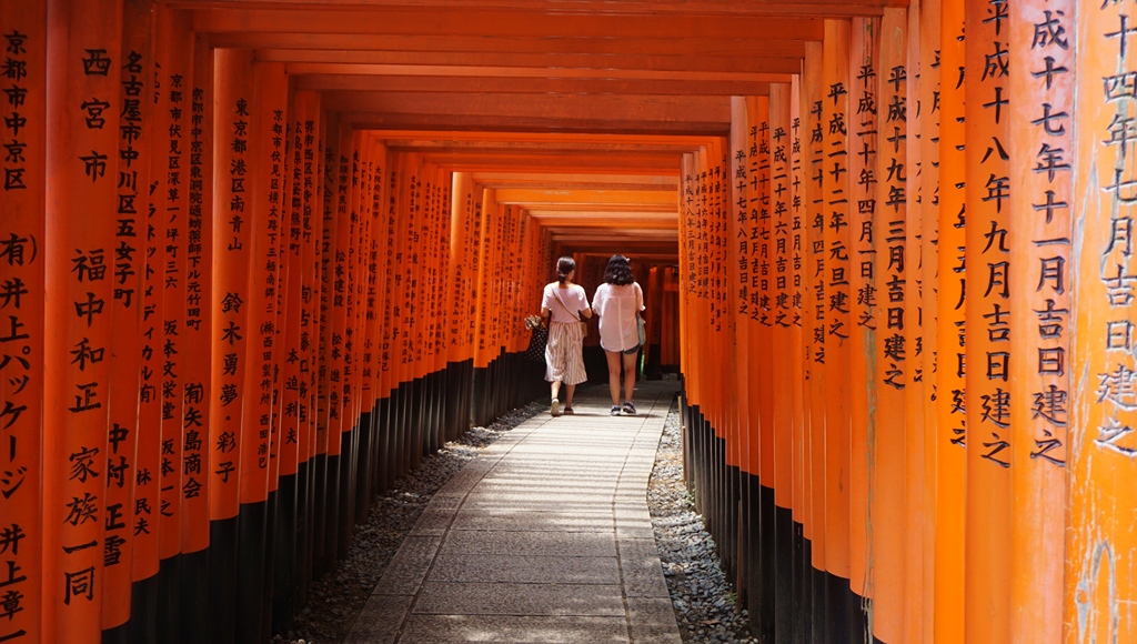 Now we are in Kyoto! At Fushimi Inari Shrine, it is the god of fox and the main shrine for businesses. Owner of business? This is the one you want to pray for success!