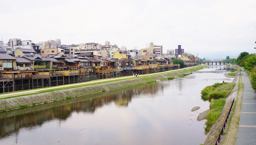 Beautiful Kamo river in Kyoto... That is the bridge where Shinsengumi fought with the imperial force.