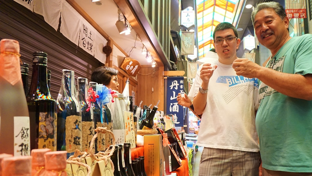 Try sake tasting in Nishiki Market!