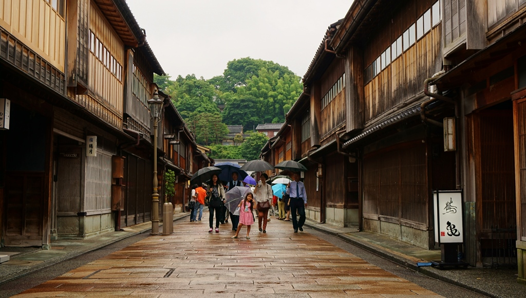 Our next destination is "Higashi chaya gai" or east green tea cafe town that was built in 1820. 