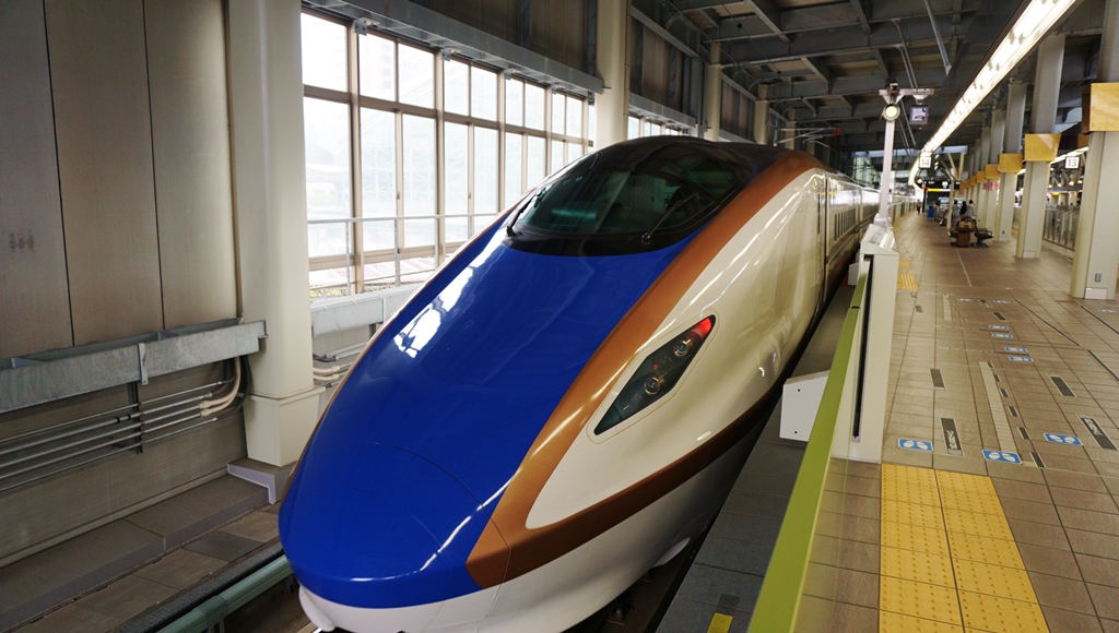 Time to catch Hokurikku Shinkansen (the newest bullet train) to go to Kanazawa on the back side of Japan!!