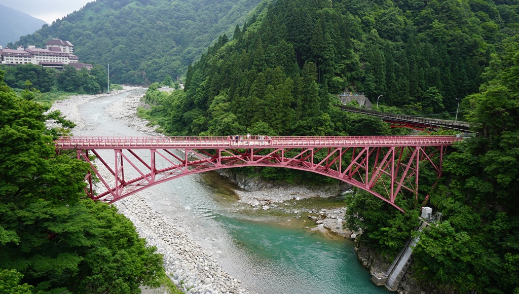 Amazing ! Train goes along Kurobe river!