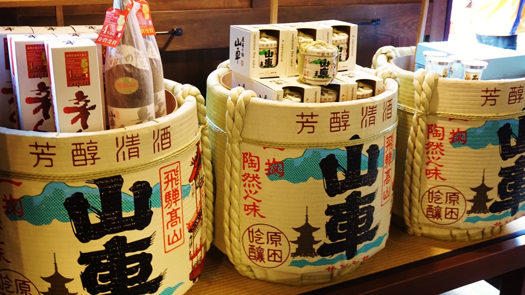 Enjoy sake tasting at each sake brewery in the old town!